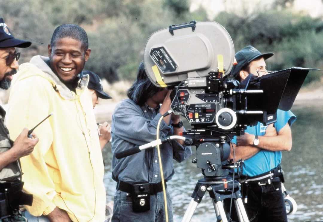 Forest Whitaker's Waiting to Exhale: A Compelling Narrative of African - American Women's Lives